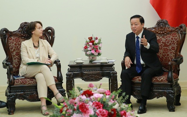 Le vice-Premier ministre Trân Hông Hà recevant la directrice générale adjointe de l’Agence française de développement (AFD), Marie-Hélène Loison, à Hanoi, le 17 mai. Photo: VGP