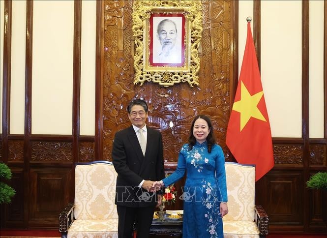 La présidente par intérim Vo Thi Anh Xuân serre la main du nouvel ambassadeur du Japon au Vietnam, Ito Naoki, à Hanoi, le 17 mai. Photo: VNA