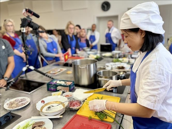 Le "phở" vietnamien est présenté en République tchèque. Photo : VNA