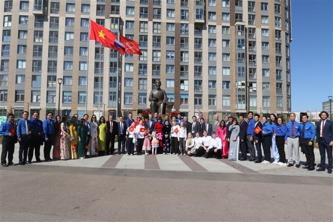 Des Vietnamiens devant la statue du Président Ho Chi Minh à Saint-Pétersbourg. Photo : VNA.