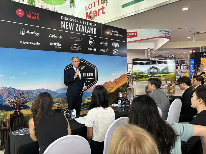 Scott James, consul général et conseiller commercial de Nouvelle-Zélande, a pris la parole lors de la cérémonie de lancement de la campagne Made with Care 2024. Photo : baodautu.