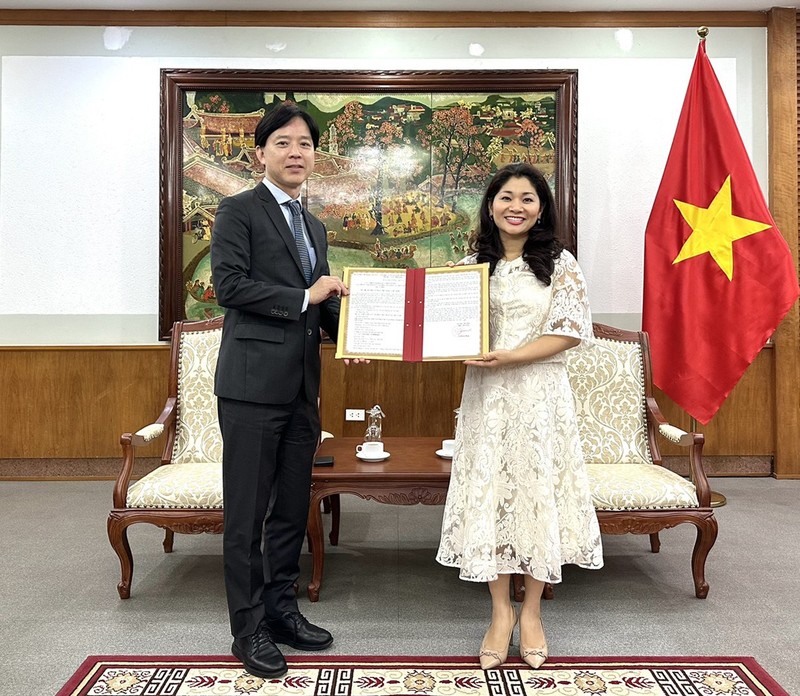 La directrice du Département de la coopération internationale, Nguyen Phuong Hoa, a remis l’autorisation de travail au directeur du Centre d’échange culturel japonais au Vietnam, Yoshioka Norihiko.