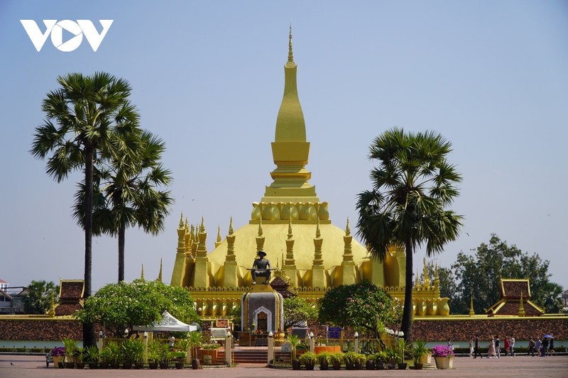  La pagode de That Luang est une destination attractive pour les touristes étrangers venus au Laos. Photo : VOV. 