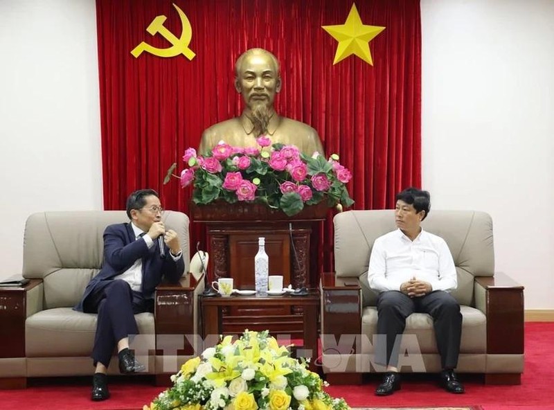 Le président du Comité populairede Binh Duong Vo Van Minh (droite) et le président du groupe CT, Tran Kim Chung. Photo : VNA