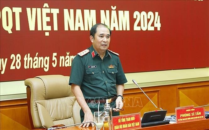 Le général de corps d'armée Phung Si Tan, chef d'état-major adjoint de l'Armée populaire du Vietnam, à la conférence. Photo: VNA