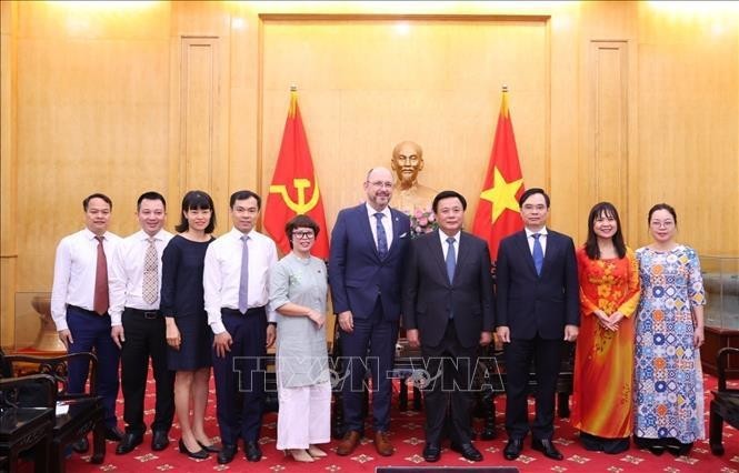Le directeur de la HCMA Nguyên Xuân Thang (4e à partir de la droite) et l’ambassadeur de Suisse au Vietnam Thomas Gass (5e) lors de la rencontre. Photo: VNA