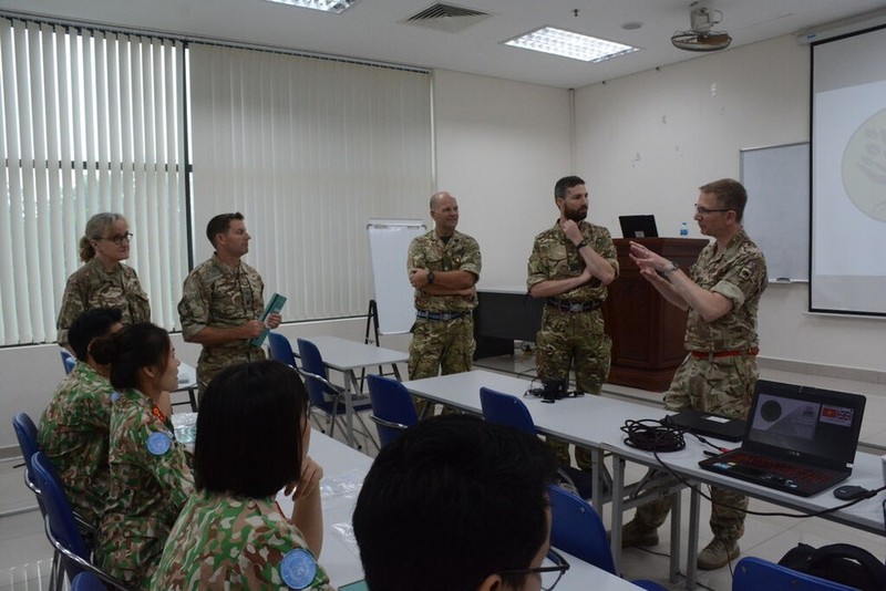 Le Vietnam et le Royaume-Uni partagent des expériences en matière de maintien de la paix. Photo : VNA.