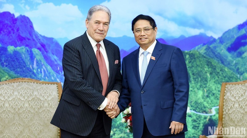 Le Premier ministre Pham Minh Chinh (droite) et le vice-Premier ministre et ministre néo-zélandais des Affaires étrangères Winston Peters. Photo : NDEL.