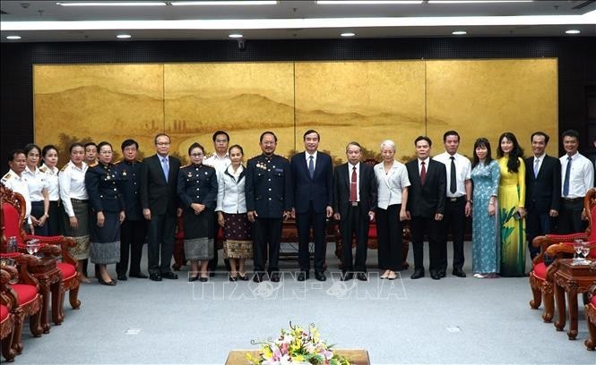 Le secrétaire adjoint du Comité municipal du Parti et président du Comité populaire de Da Nang, Le Trung Chinh, et la délégation du Tribunal populaire du Centre du Laos. Photo : VNA. 