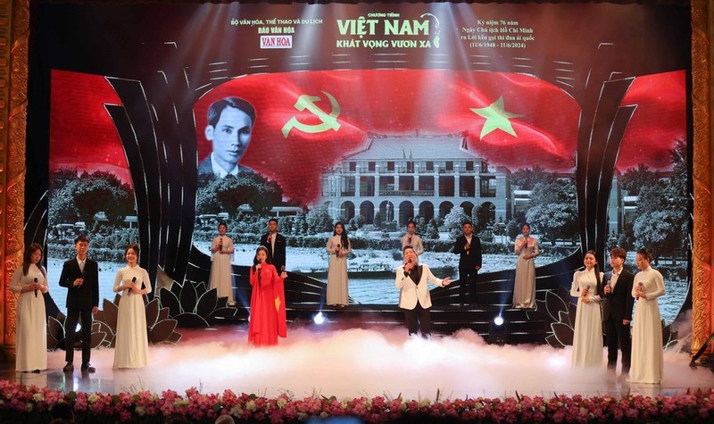 Lors du programme artistique célébrant le 76e anniversaire de l’appel à l’émulation patriotique du président Hô Chi Minh. Photo : VNA