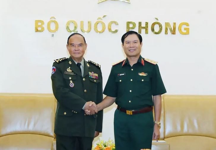 Le chef d’état-major général de l’Armée populaire du Vietnam et vice-ministre de la Défense Nguyên Tân Cuong (à droite) et le commandant en chef adjoint des Forces armées royales cambodgiennes et commandant de l’Armée royale cambodgienne, Mao Sophan. Photo : VNA.