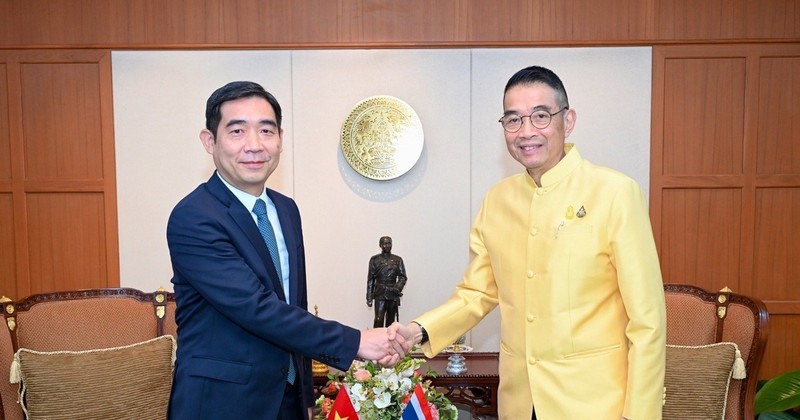 Le ministre thaïlandais des Affaires étrangères, Maris Sangiampongsa et l'ambassadeur vietnamien Pham Viet Hung (gauche). Photo : VNA.