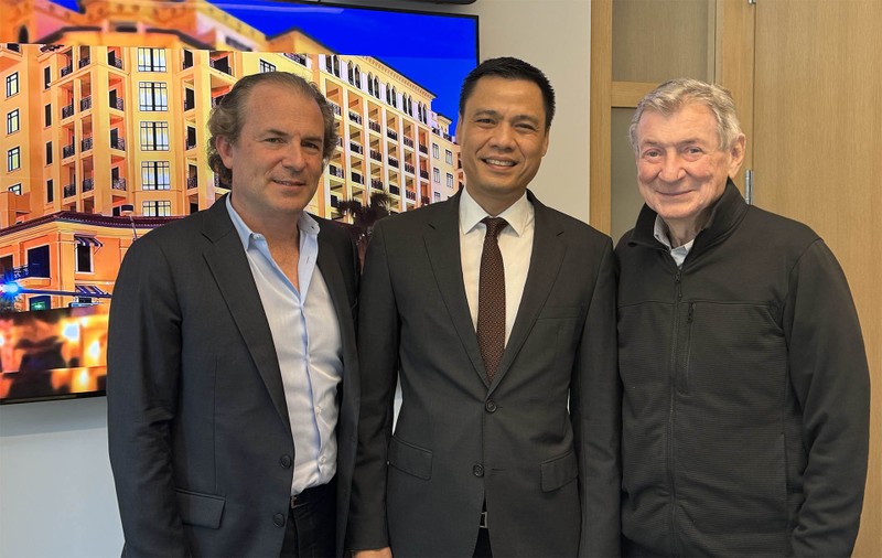 L'ambassadeur Dang Hoang Giang et deux dirigeants de Rosen Partners LLC. Photo : baoquocte