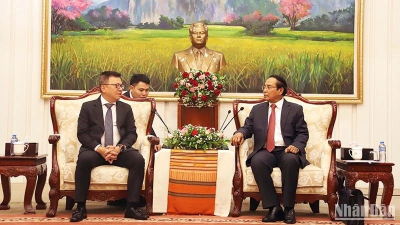 Bounthong Chitmany (à droite), permanent du Secrétariat du Comité central du LPRP et vice-président du Laos, reçoit Le Quoc Minh, rédacteur en chef du journal Nhan dan, vice-président de la Commission de la Propagande et l’Éducation du Comité central du PCV et président de l’Association des journalistes vietnamiens, à Vientiane le 7 juin. Photo : NDEL.