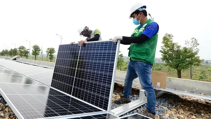 Installation de panneaux solaires sur le toit de l'usine d'eau de surface de la rivière Duong (Hanoï). Photo : NDEL