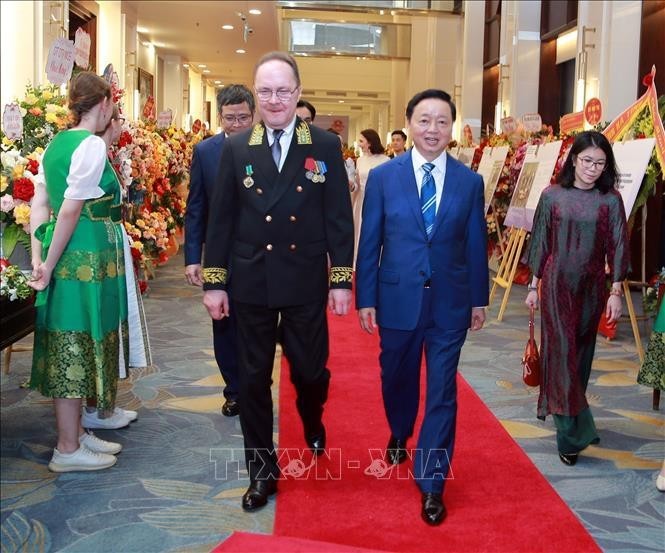 Le vice-Premier ministre Tran Hong Ha (droite) et l'ambassadeur de Russie au Vietnam, Gennady Stepanovich Bezdetko. Photo : VNA.