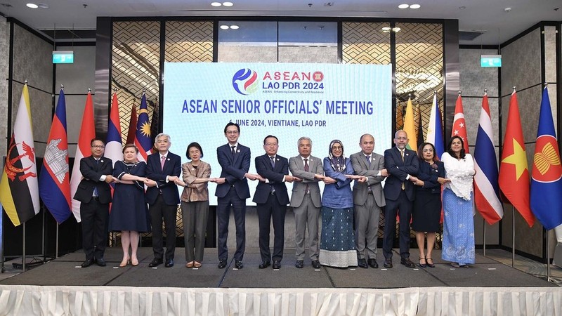 Le représentant du Vietnam et ceux de l'ASEAN à la réunion des hauts officiels de l'Association des nations de l'Asie du Sud-Est. Photo : baoquocte.