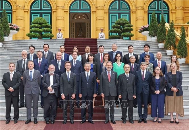 Le président To Lam et des ambassadeurs et chargés d'affaires européens. Photo : VNA.