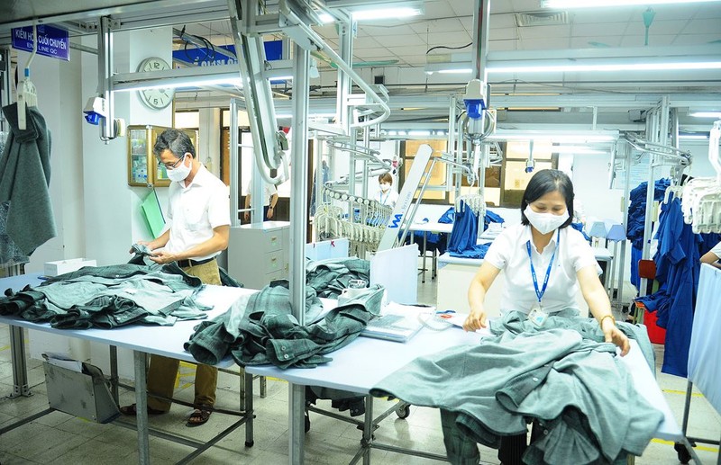 Vérification de la qualité des vêtements destinés à l’exportation dans une usine de la société May 10. Photo : HNM