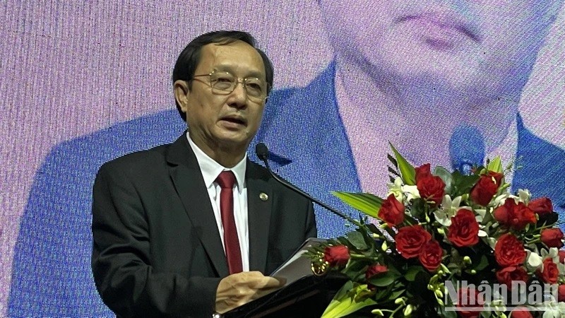 Le ministre des Sciences et des Technologies, Huynh Thành Dat, prend la parole lors du forum.