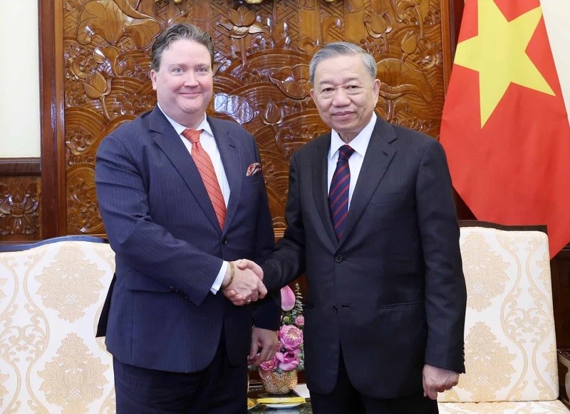 Le président To Lam (droite) et l’ambassadeur des États-Unis au Vietnam, Marc Evans Knapper. Photo : VNA.
