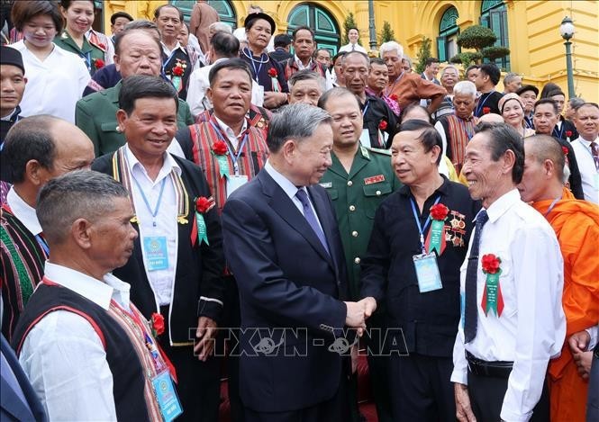Le président Tô Lâm (centre) lors de sa rencontre avec une bonne centaine de personnalités issues des minorités ethniques, des zones frontalières et insulaires, à Hanoi, le 14 juin. Photo : VNA.