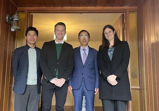 L'ambassadeur vietnamien en Australie, Pham Hung Tam (deuxième à partir de la droite) et Layton Pike (deuxième à partir de la gauche), cofondateur de l’Institut de politique Australie-Vietnam (Australia-Vietnam Policy Institute - AVPI). Photo : VNA.