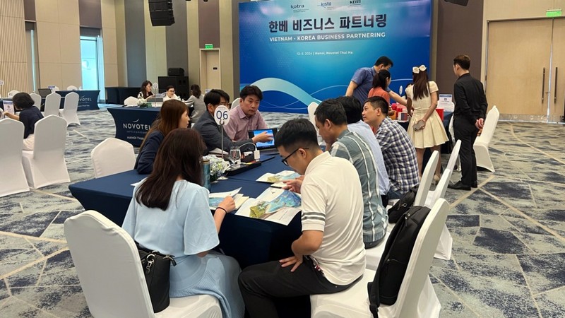 Les produits industriels et technologiques des entreprises sud-coréennes ont suscité un vif intérêt de la part des agences spécialisées et des entreprises vietnamiennes. Photo : KOTRA Hanoi. 