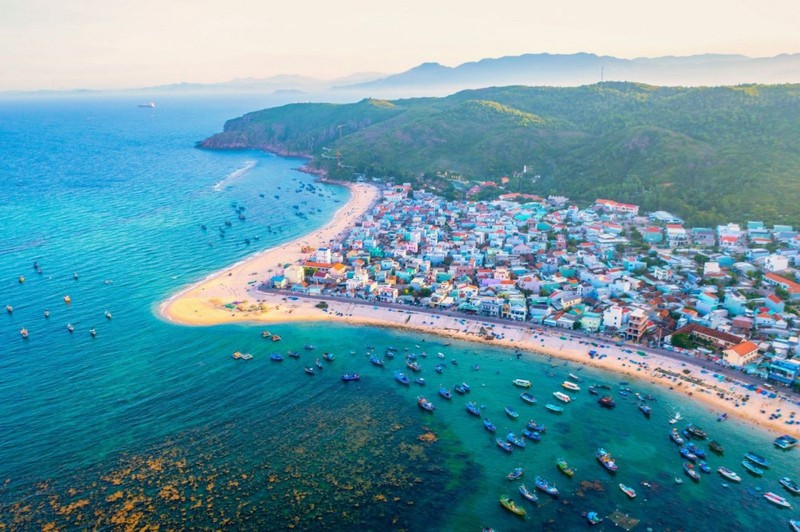 Depuis longtemps, Nhon Hai est connue comme la région côtière la plus belle et la plus proche du centre de Binh Dinh. Le paysage, l’écosystème marin, les habitants et la cuisine laissent des souvenirs inoubliables aux touristes. Photo : Baoquocte. 