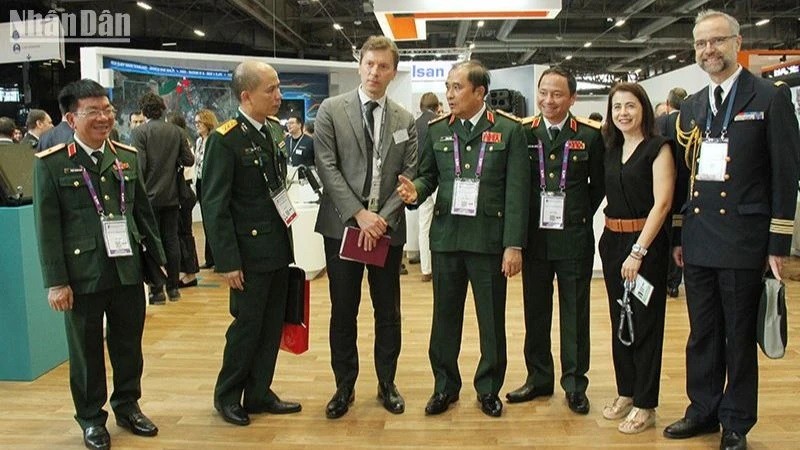 Des représentants du ministère vietnamien de la Défense au salon Eurosatory en France. Photo : NDEL.