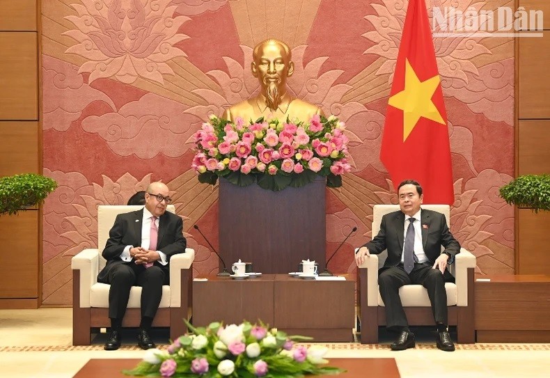 Le président de l'Assemblée nationale (AN) Tran Thanh Man (droite) et Najib El Khadi, secrétaire général de la Chambre des représentants du Maroc et président de l'Association des secrétaires généraux des Parlements (ASGP). Photo: NDEL 