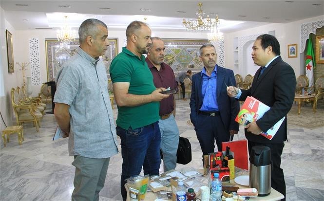 Le conseiller commercial vietnamien en Algérie Hoang Duc Nhuan (1er à droite) et le président de la Chambre de Commerce et d'Industrie de la province, Charef Rabah. Photo : VNA.