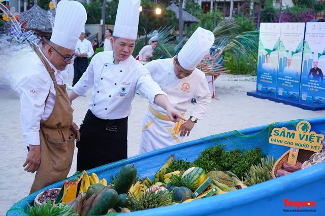 Les chefs démontrent ses techniques de cuisine sur scène. Photo : TQ. 