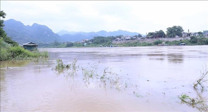 Montée du niveau d'eau de la rivière Lo traversant la ville de Tuyen Quang. Photo : VNA.