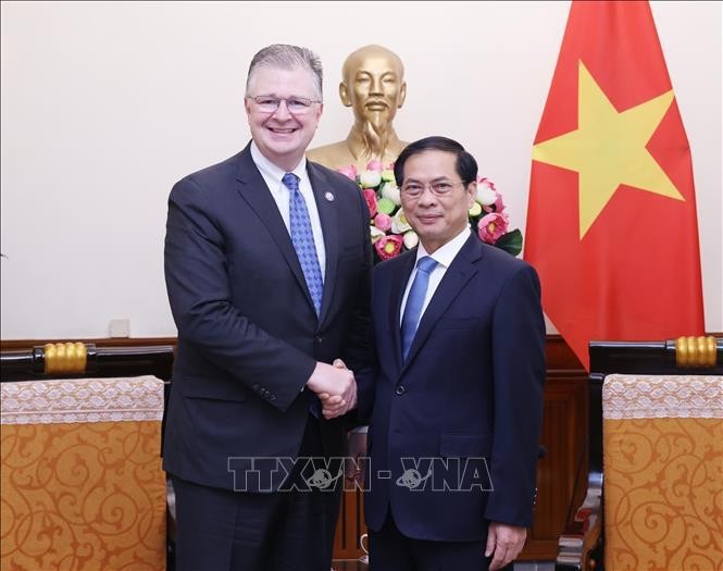 Le ministre des Affaires étrangères Bui Thanh Son (droite) et le secrétaire d'État adjoint américain chargé des affaires de l'Asie de l'Est et du Pacifique, Daniel Kritenbrink. Photo : VNA.