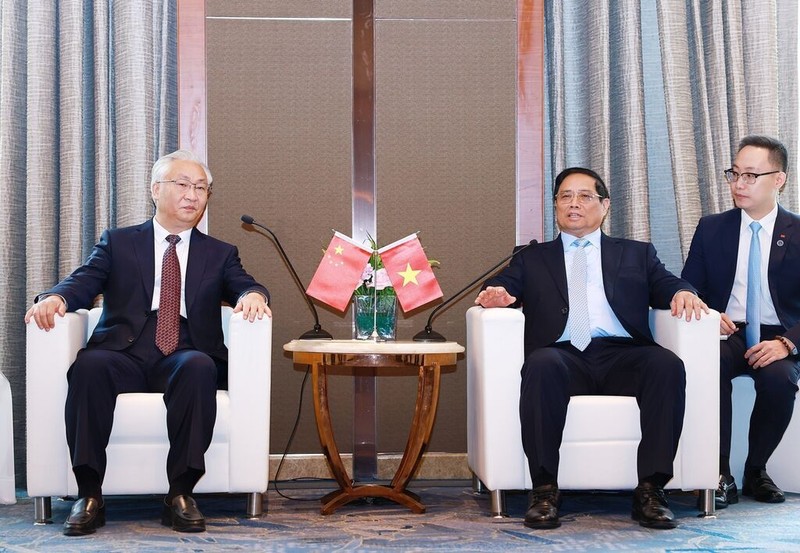 Le Premier ministre Pham Minh Chinh (droite) et Zhang Guoqing, membre du Politburo du PCC et vice-Premier ministre du Conseil des Affaires d'État chinois. Photo : VNA. 