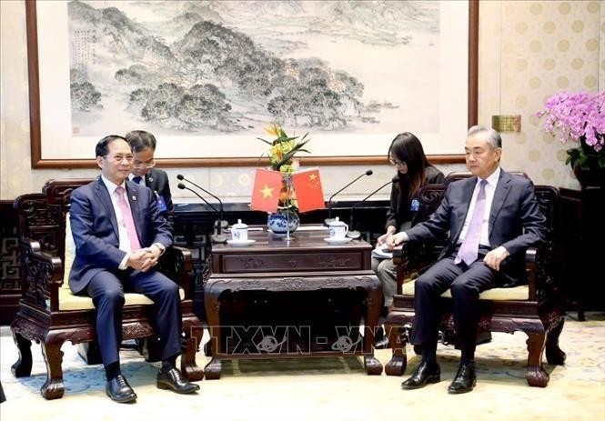 Le ministre des Affaires étrangères Bui Thanh Son rencontre son homologue chinois Wang Yi. Photo : VNA.
