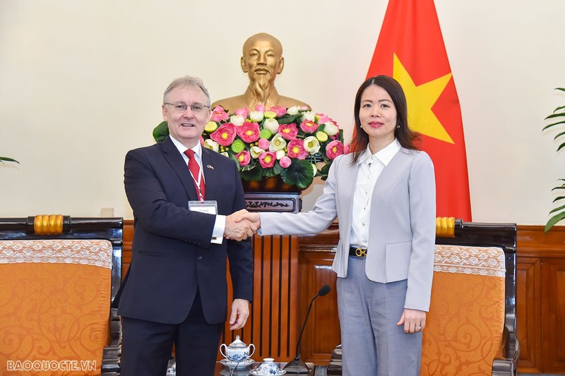 La vice-ministre des Affaires étrangères Nguyen Minh Hang et Noel Clehane, vice-président de l’EU-ABC. Photo : Baoquocte.