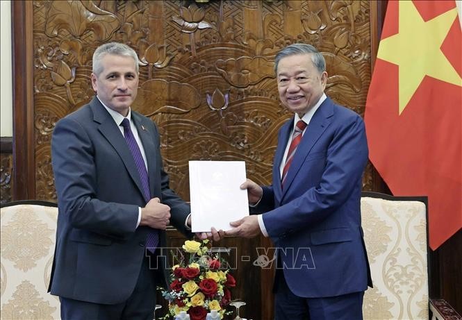 Le président To Lam (droite) a reçu le 3 juillet à Hanoï l'ambassadeur de Biélorussie au Vietnam Uladzimir Baravikou. Photo : VNA.