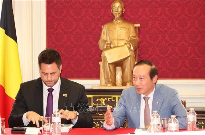 L'ambassadeur du Vietnam en Belgique et chef de la délégation vietnamienne auprès de l'UE, Nguyen Van Thao (droite), s'exprime au séminaire. Photo : VNA.