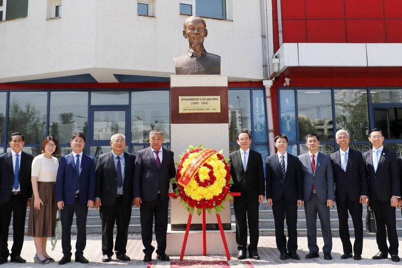 Le membre du Poliburo et secrétaire du Comité du Parti de Hô Chi Minh-Ville, Nguyên Van Nên (5e à partir de la droite) rend un hommage floral au monument du président Hô Chi Minh dans l’enceinte de l’école Hô Chi Minh. Photo : SGGP.