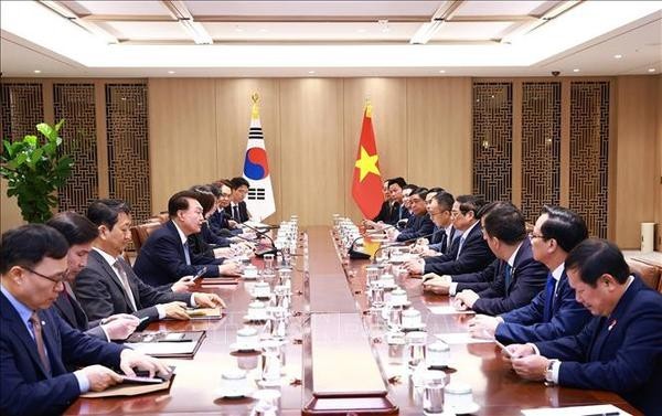 Le Premier ministre Pham Minh Chinh rencontre le président sud-coréen, Yoon Suk Yeol. Photo : VNA.