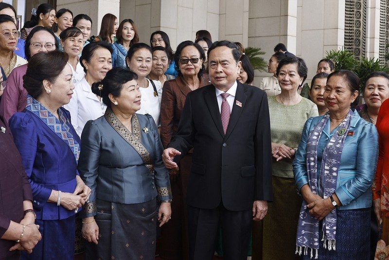 Le président de l'Assemblée nationale (AN), Tran Thanh Man, et des représentantes des Unions des femmes du Laos et du Cambodge, ainsi que des femmes d'affaires de ces deux pays. Photo : VNA.