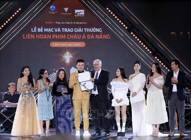 Le prix NETPAC décerné au film vietnamien (Face off 7: One wish) du réalisateur Ly Hai. Photo : VNA.