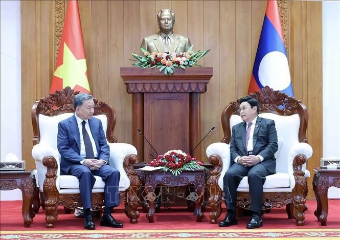 Le président To Lam (gauche) et le président de l’Assemblée nationale du Laos, Saysomphone Phomvihane. Photo : VNA.