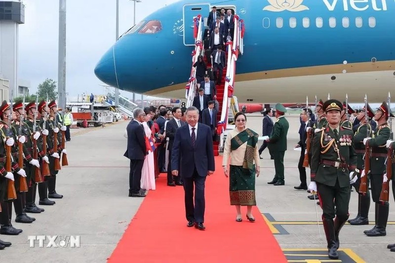 La cérémonie d'accueil du président Tô Lâm à l'aéroport international de Wattay, à Vientiane, au Lao. Photo : VNA.