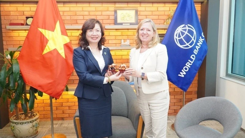 Vu Thi Chân Phuong, présidente de la Commission nationale des valeurs mobilières du Vietnam (à gauche) et Mariam Sherman, nouvelle directrice nationale de la Banque mondiale. Photo : NDEL.