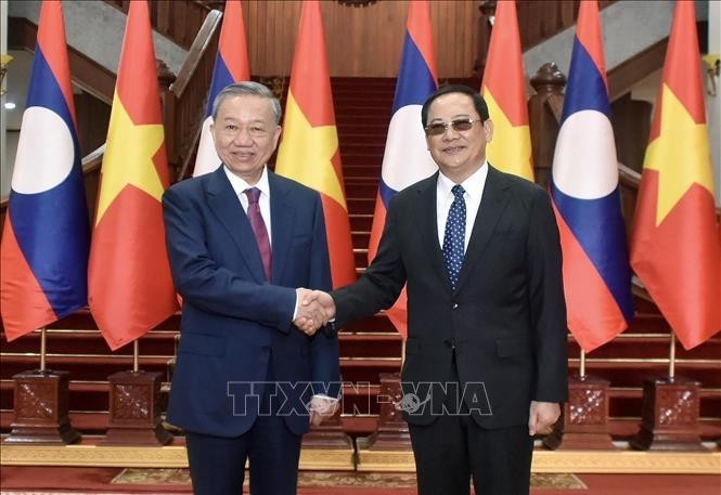 Le président Tô Lâm (gauche) et le Premier ministre lao Sonexay Siphandone. Photo : VNA.