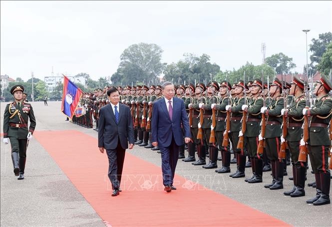 Le président Tô Lâm et le secrétaire général du Comité central du Parti populaire révolutionnaire lao (PPRL), du président du Laos, Thongloun Sisoulith, à Vientiane. Photo : VNA.