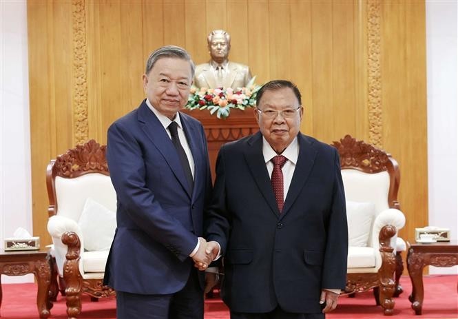 Le président To Lam (gauche) et l'ancien secrétaire général du Parti populaire révolutionnaire du Laos (PPRL) et ancien président du Laos Bounnhang Vorachith. Photo : VNA.